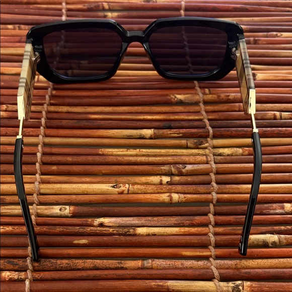 Stylish Black Rectangular Lens Sunglasses Classic Plaid Accent